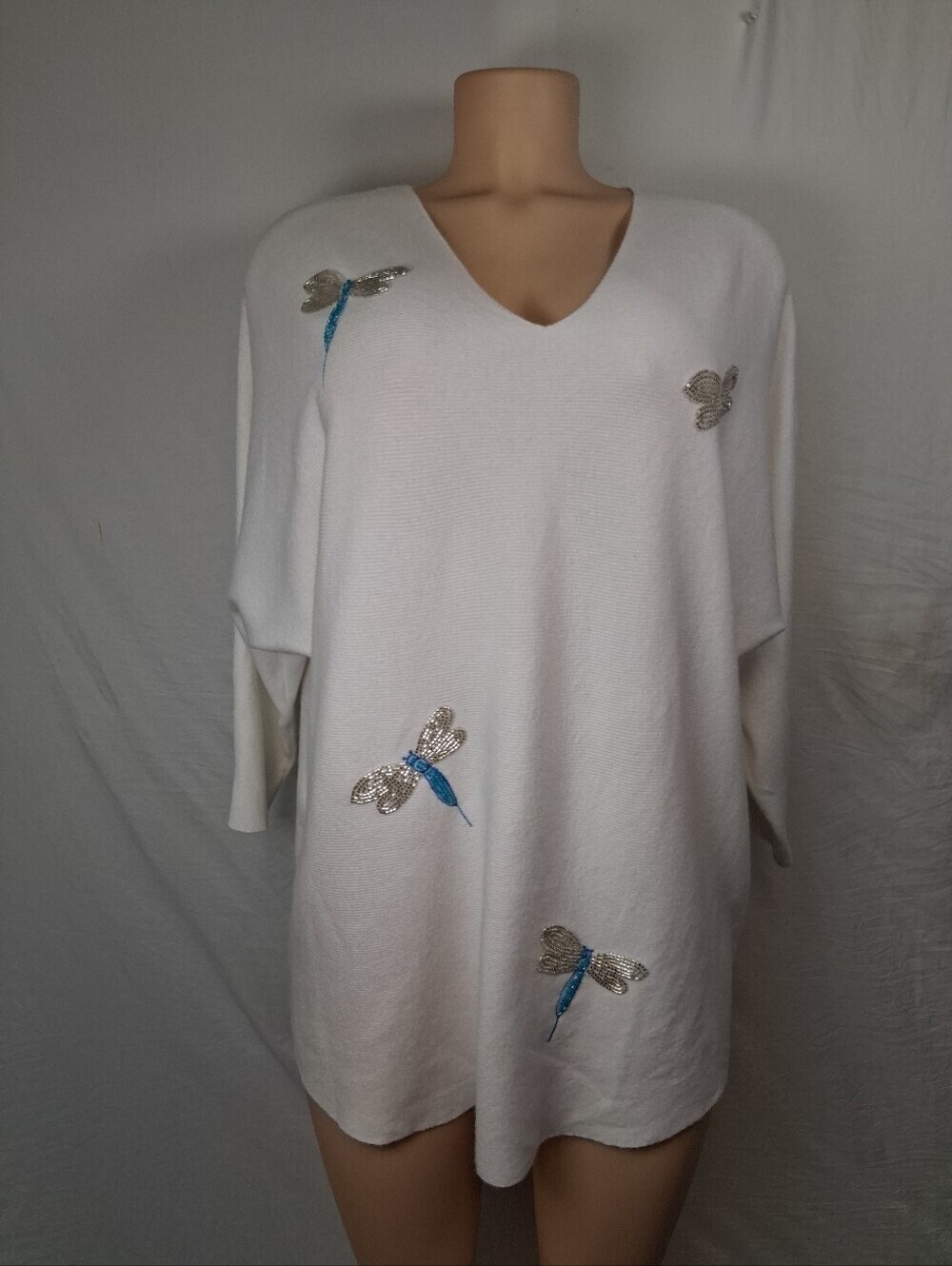Liv Milano White V-Neck Sweater with Beaded Dragonfly Embellishments Size 1X - Picture 16 of 17